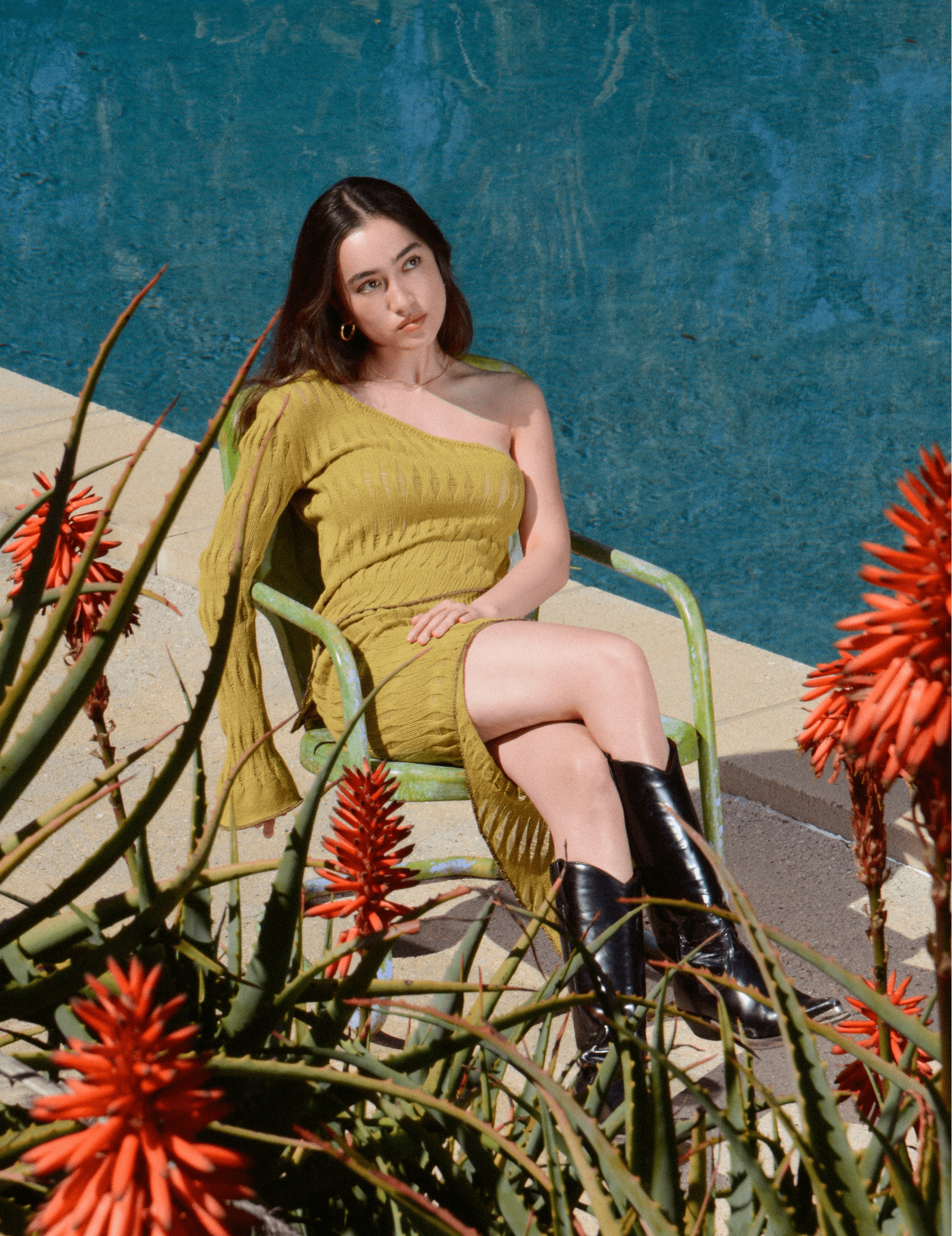 Mina Okabe — Mina Okabe er en dansk-japansk sangskriver med et globalt publikum - debutalbummet 'Better Days' er firedobbelt platin, hendes katalog har passeret en halv milliard streams, og i 2024 blev hun kåret som Årets Nye Kunstner ved The Japan Gold Disc Awards. Hun har spillet alt fra Roskilde Festival til Summer Sonic i Japan - og sagde ja til at spille gratis for folket i DR Congo.